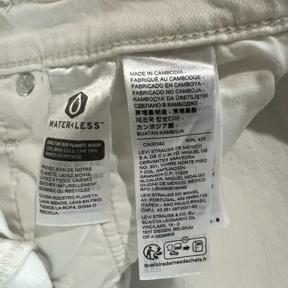 Levi's White Asymetric Frayed Hem Jean Shorts 32 - Picture 4 of 5